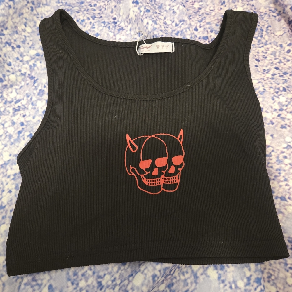 ROMWE Black Crop Top with Red Skull Design
